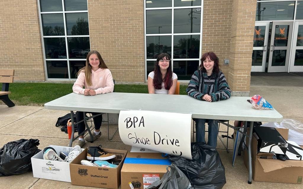 Easton Valley HS Business Professionals of America Students Collect Shoes